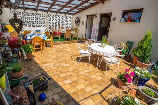 Überdachte Terrasse für alle Gäste mit Sicht zum Eingang von Sila 1 rechts und Sila 3 links