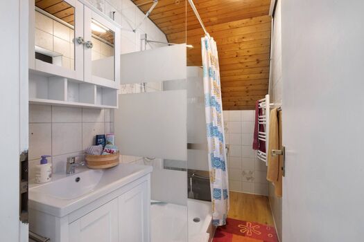 Sila 1: Bad mit Dusche und Toilette