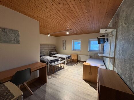 großes 3 Bett Zimmer mit Bad (Nr.3)