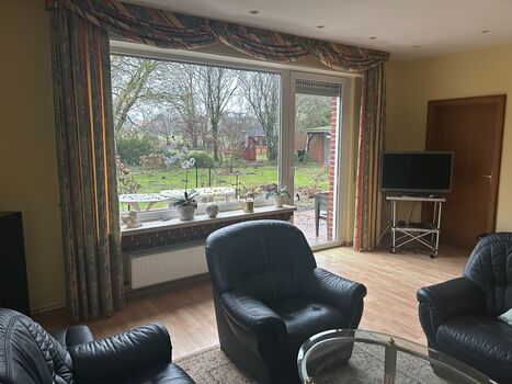 Wohnzimmer mit Blick auf die Terrasse