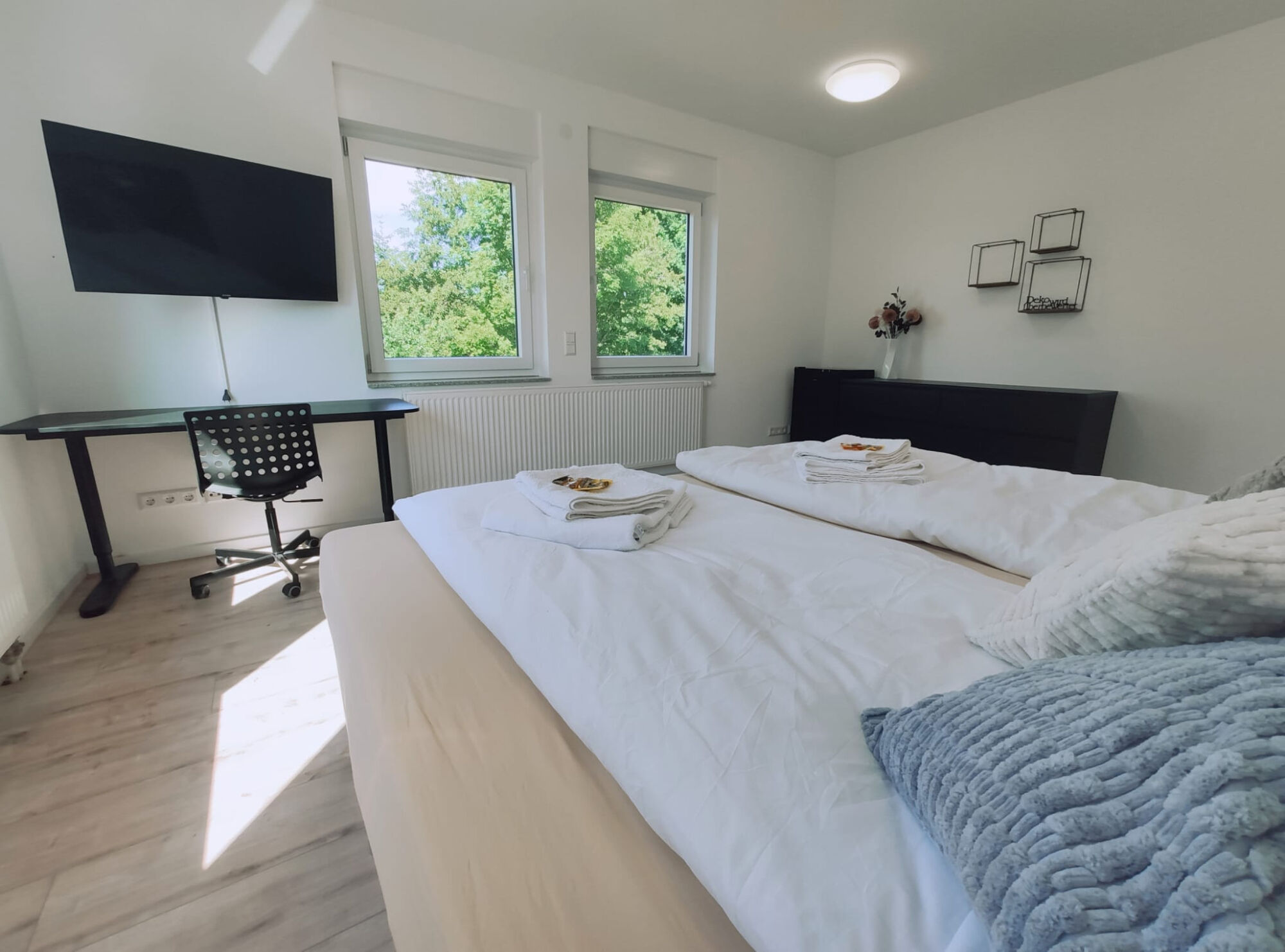 Smart-TV und Arbeitsplatz inkl.