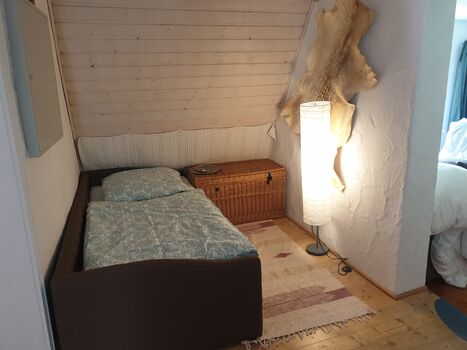 Einzelbett im Essbereich