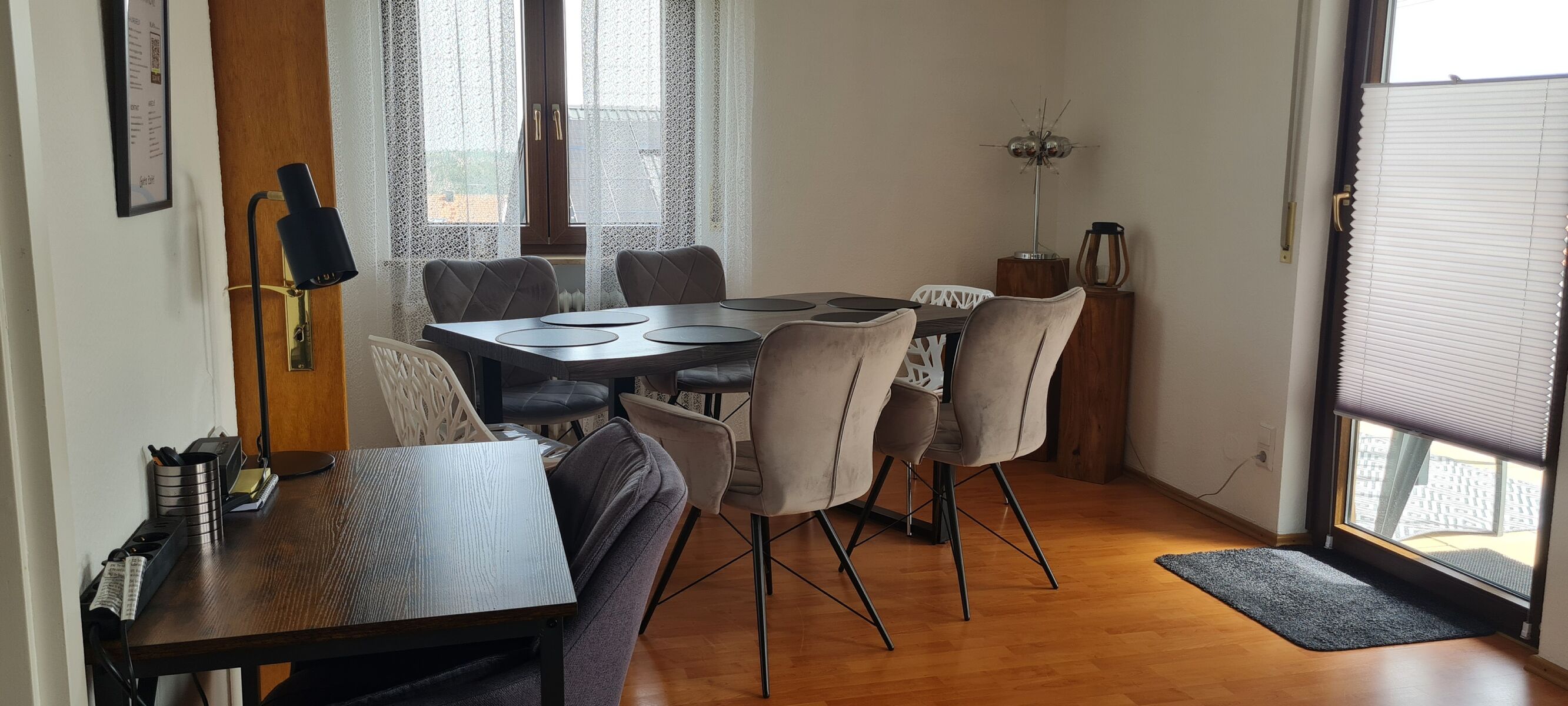 Arbeitsplatz und Esstisch 