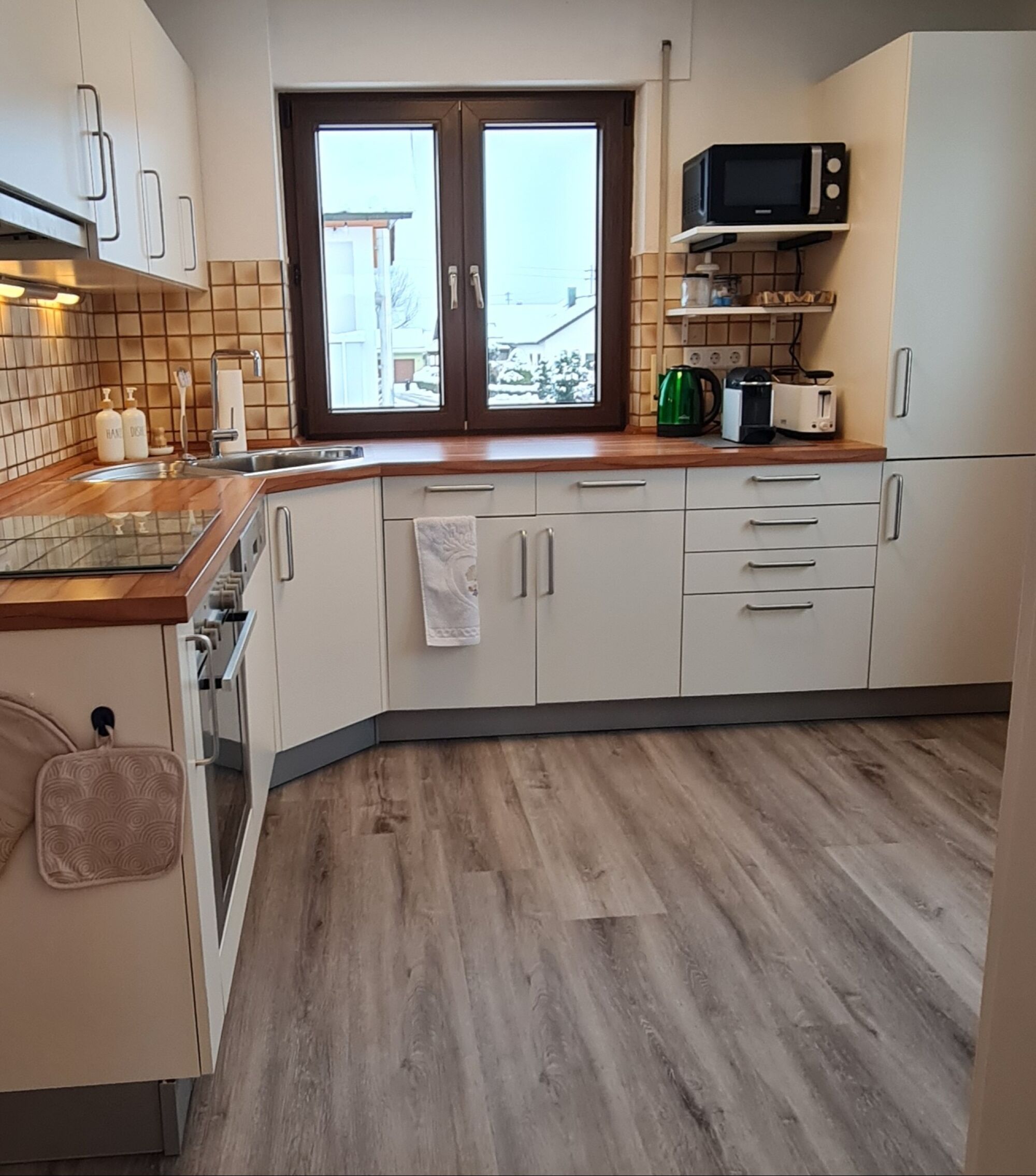 Voll ausgestattete Küche 