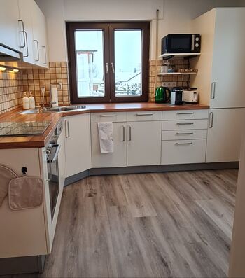 Voll ausgestattete Küche 