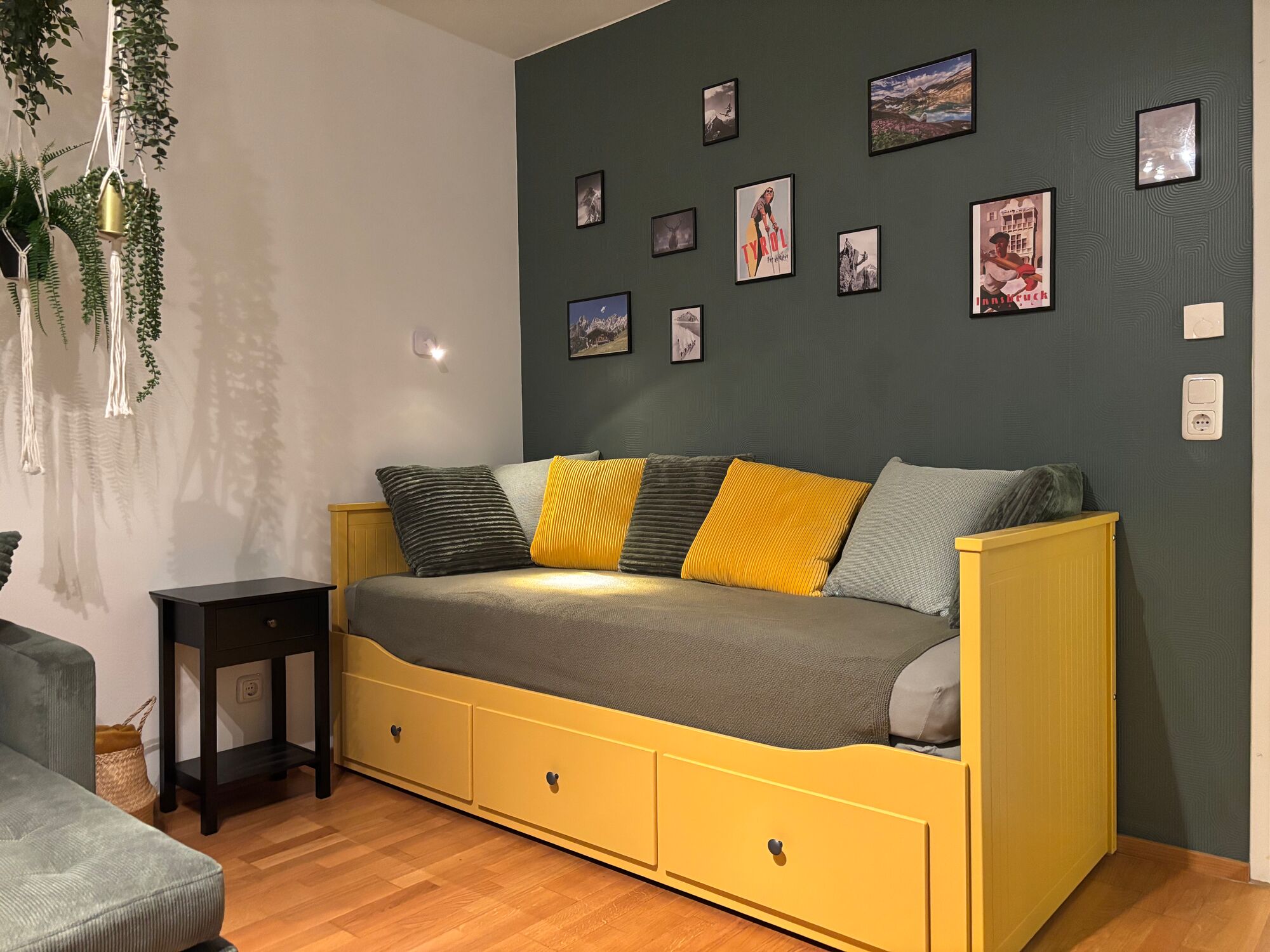 Ausziehbares Doppelbett im Wohnzimmer