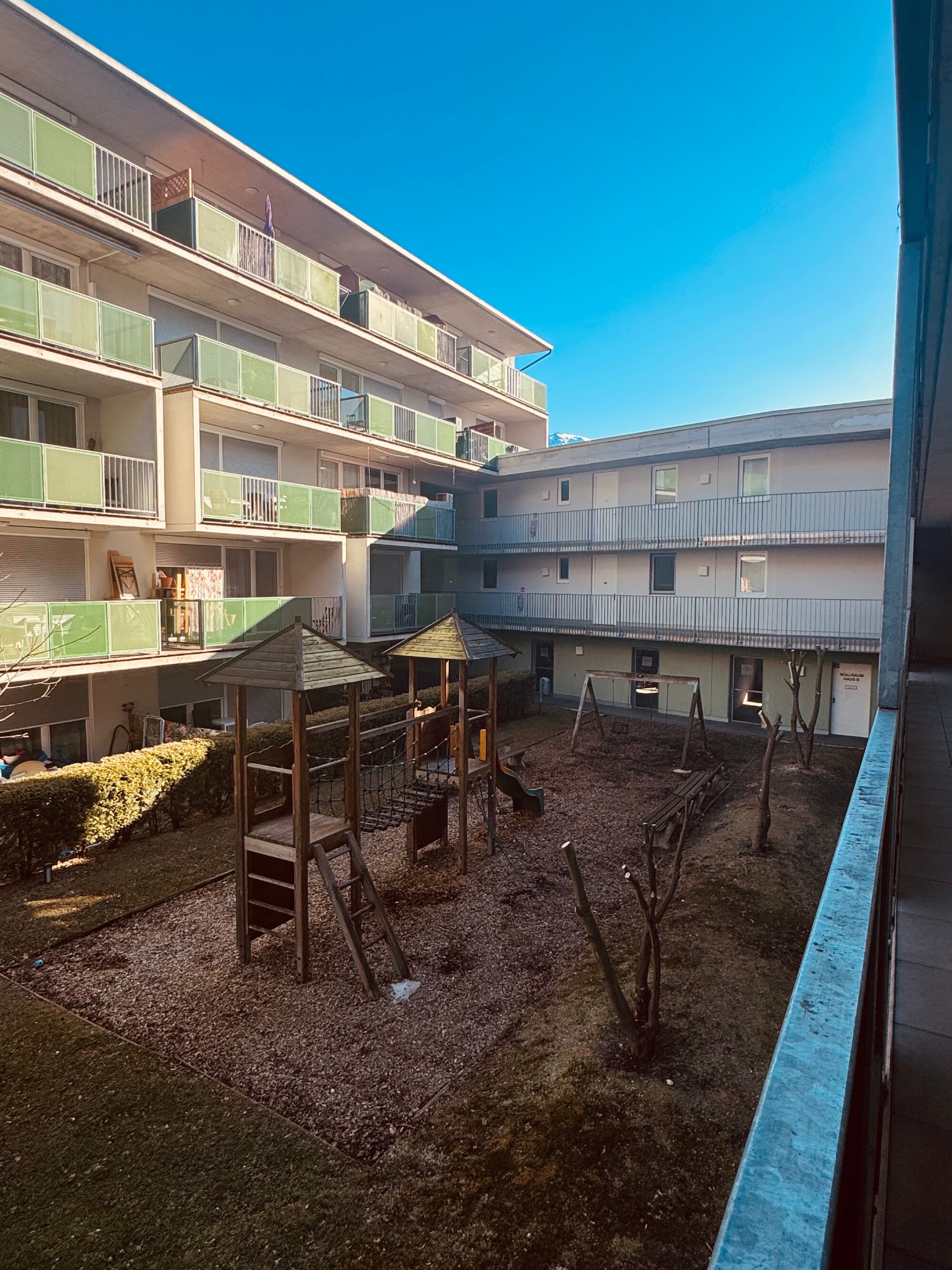 Spielplatz Innenhof auf Seite Wohnungseingan