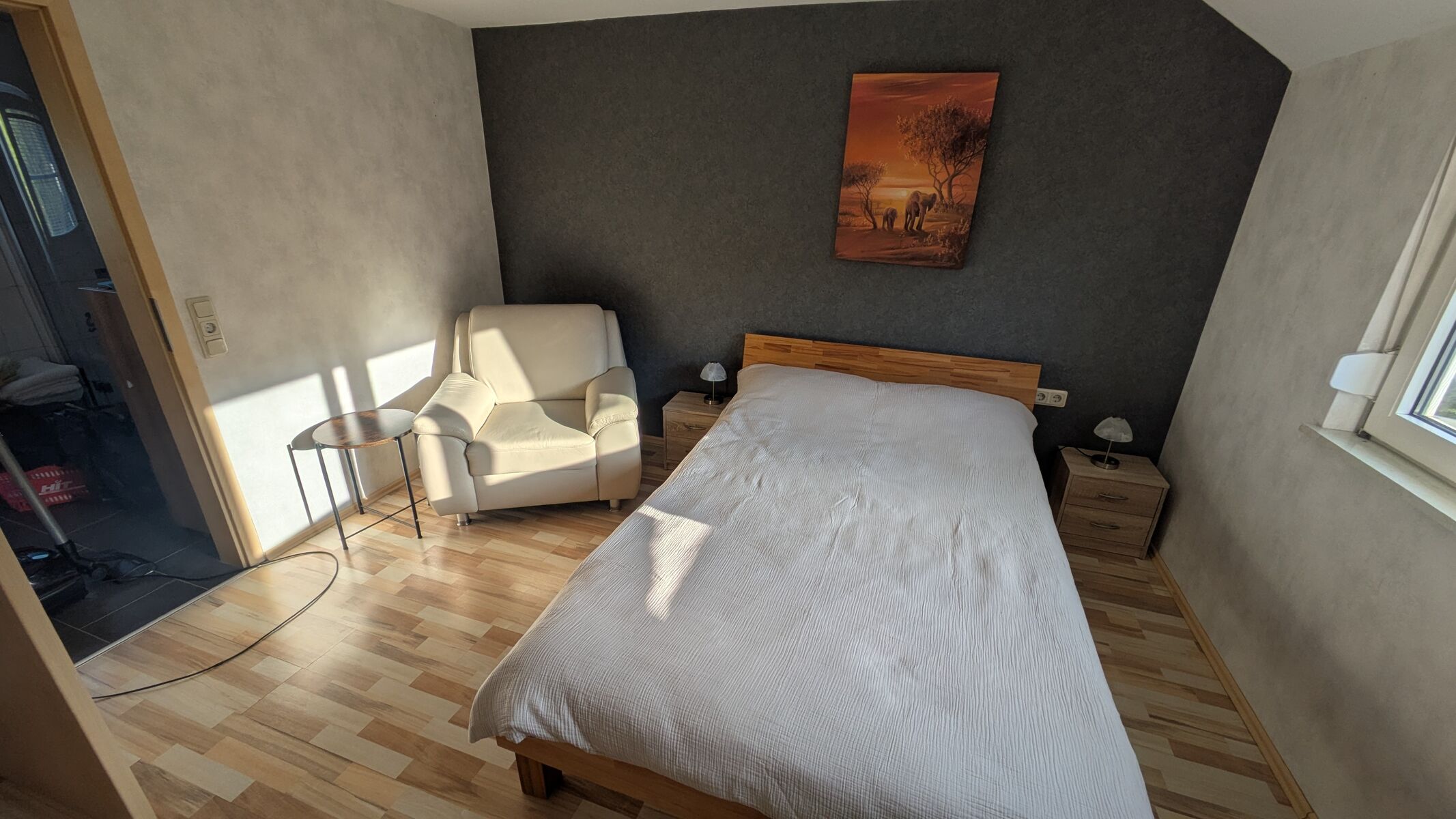 Kleines Schlafzimmer mit Doppelbett