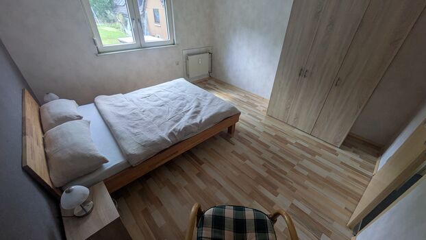 Kleines Schlafzimmer mit Doppelbett