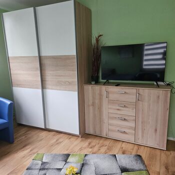 Großer Schrank und TV