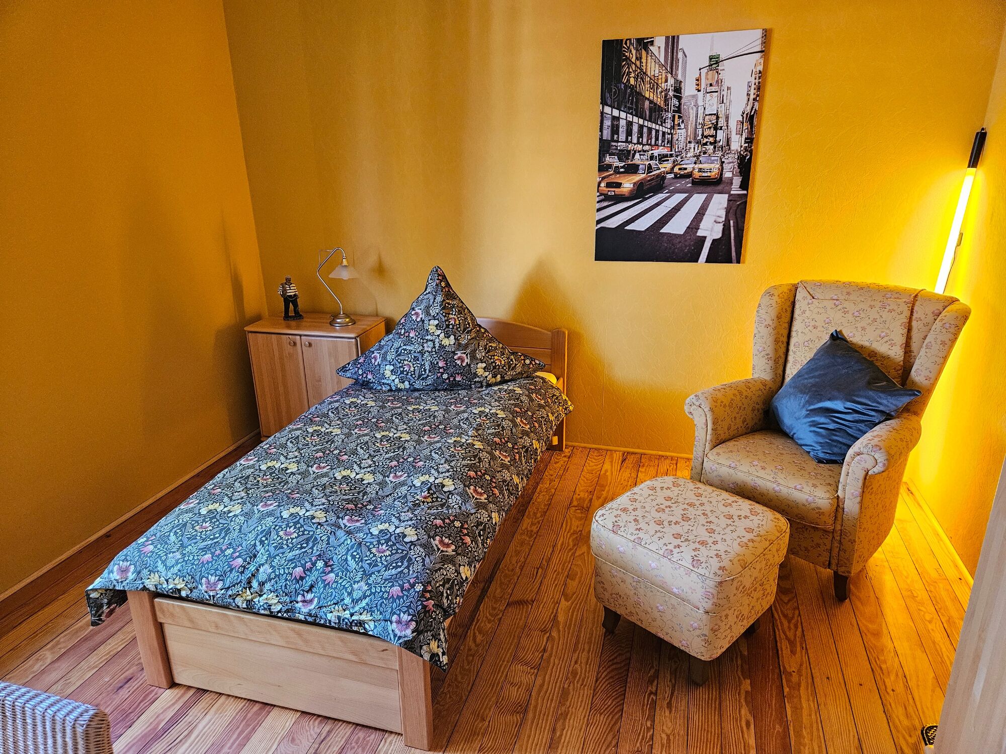 EG Zimmer 3 - Einzelzimmer mit Sessel und Schreibtisch