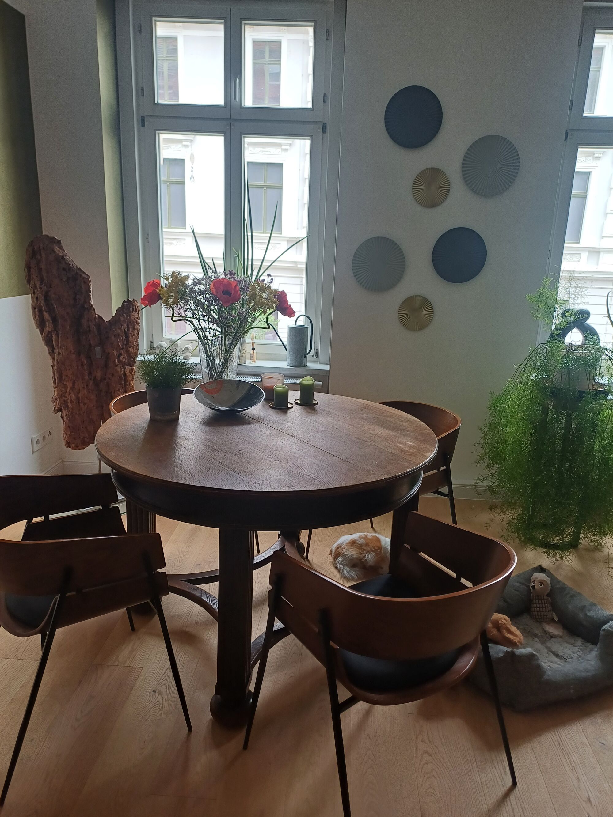 Esstisch im Wohnzimmer zur alleinigen Nutzung 