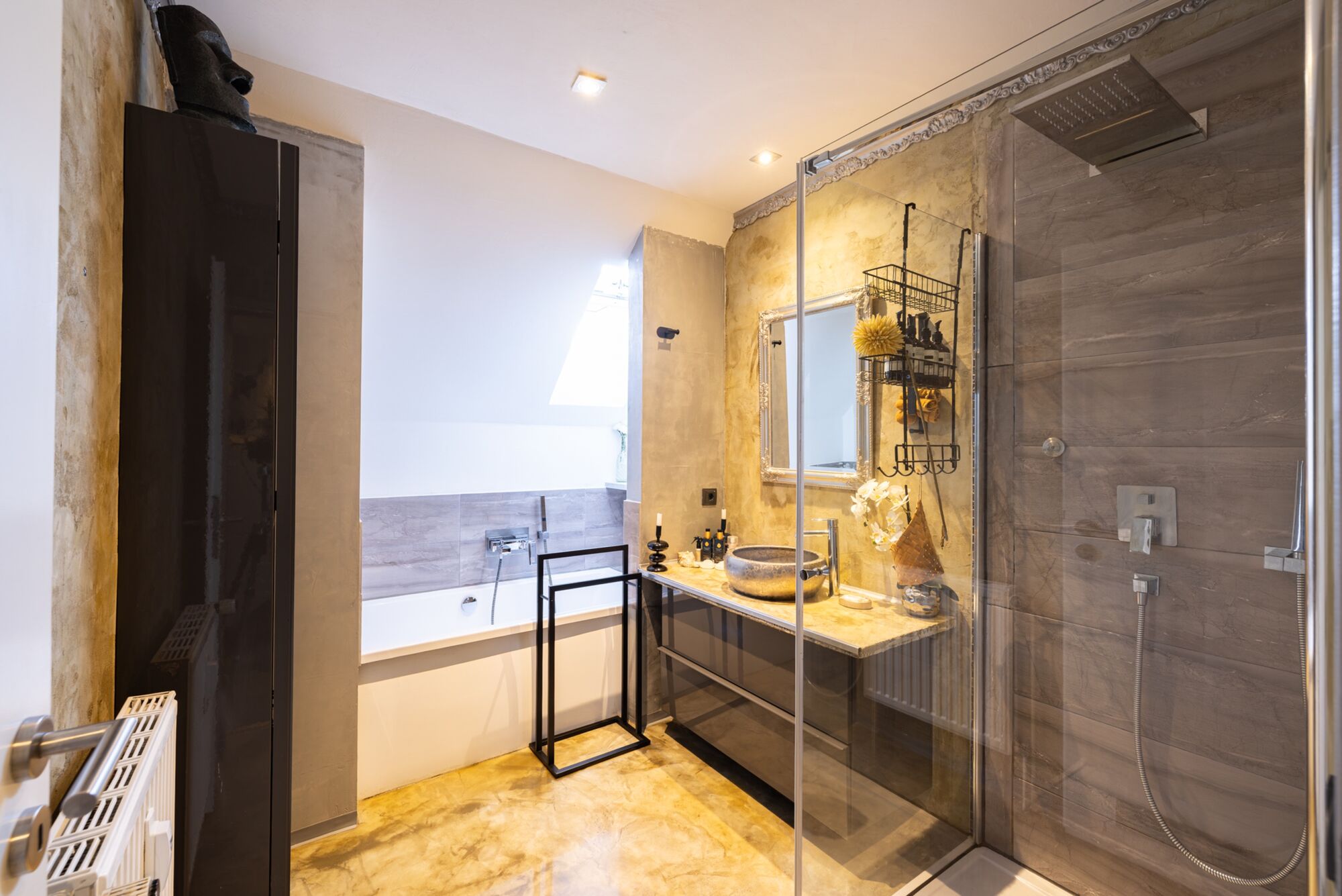 Bathroom: Shower, Bathtub, Washing Area