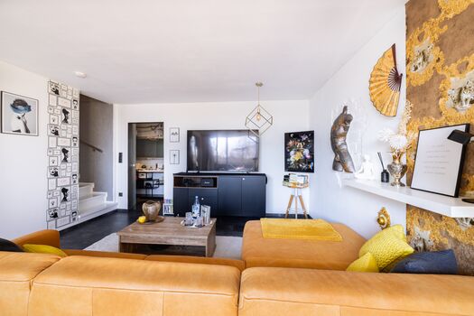 Wohnzimmer: 30 qm, Couch, TV & Design-Einrichtung / Living Room: 30sqm, Couch, TV, Design-Decoration