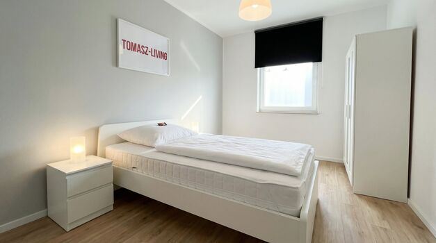 MH13 / TOMASZ-LIVING in DUISBURG - Einzelzimmer mit Schreibt Bild 1