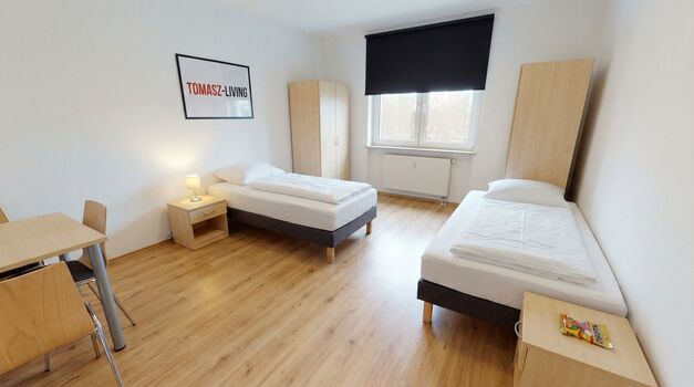 MH13 / TOMASZ-LIVING in DUISBURG - Einzelzimmer mit Schreibt Bild 2