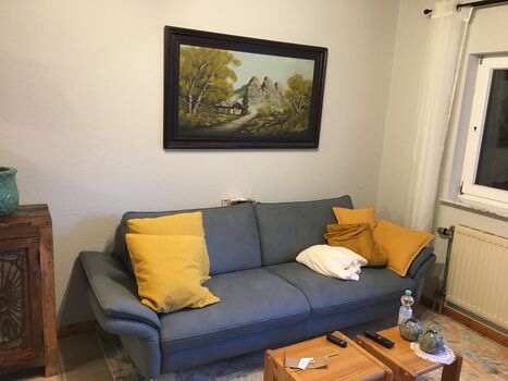 3-Sitz-Sofa, gegenüber ein 2-Sitz-Sofa ohne Foto