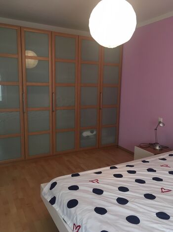 Schlafzimmer mit Doppelbett 