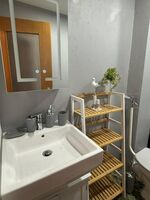 für 1-4 Personen, ab 6 Monate Mietdauer, alles neu. Zentral. Bild 1