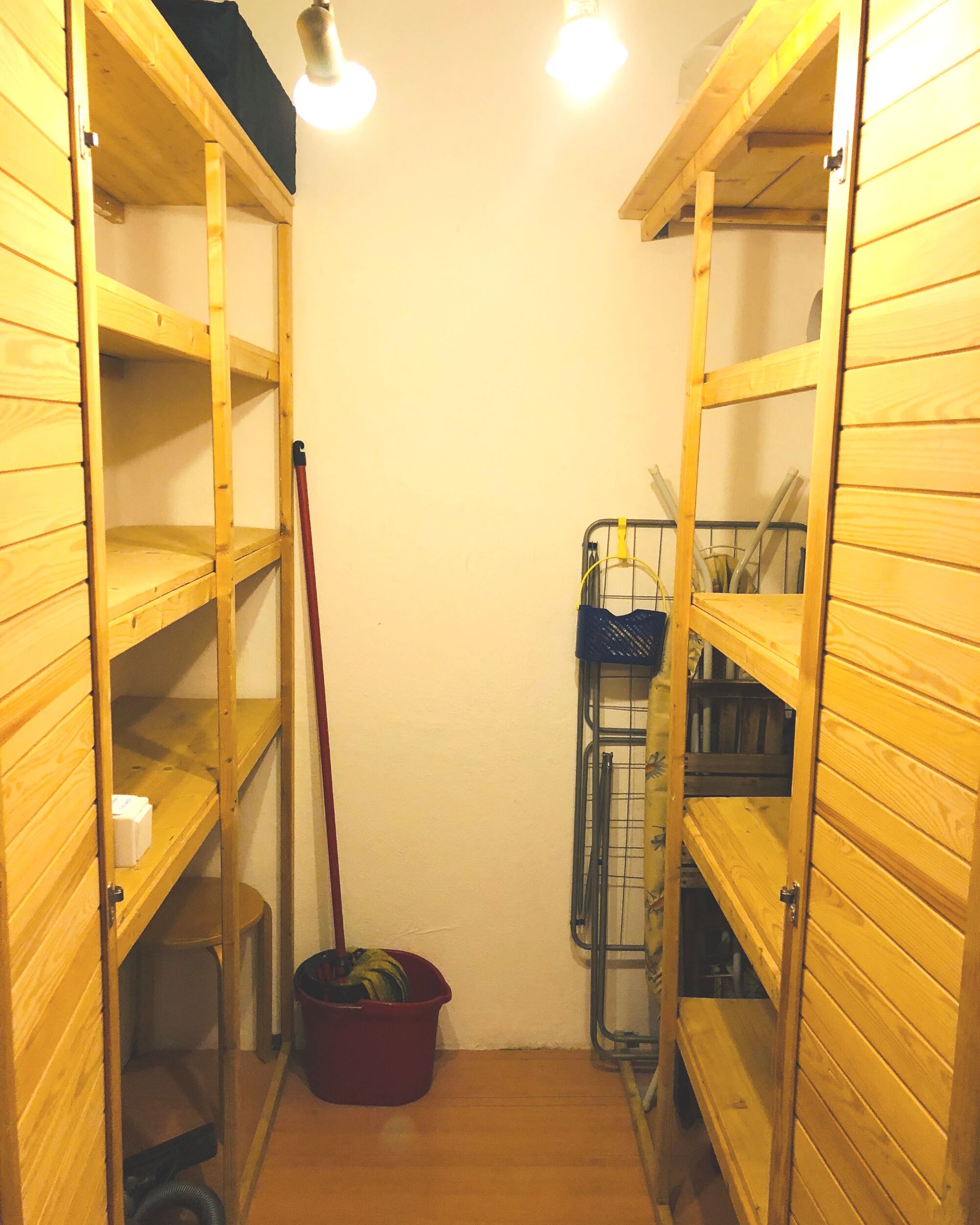 Wandschrank - Abstellkammer /walk-in cupboard 