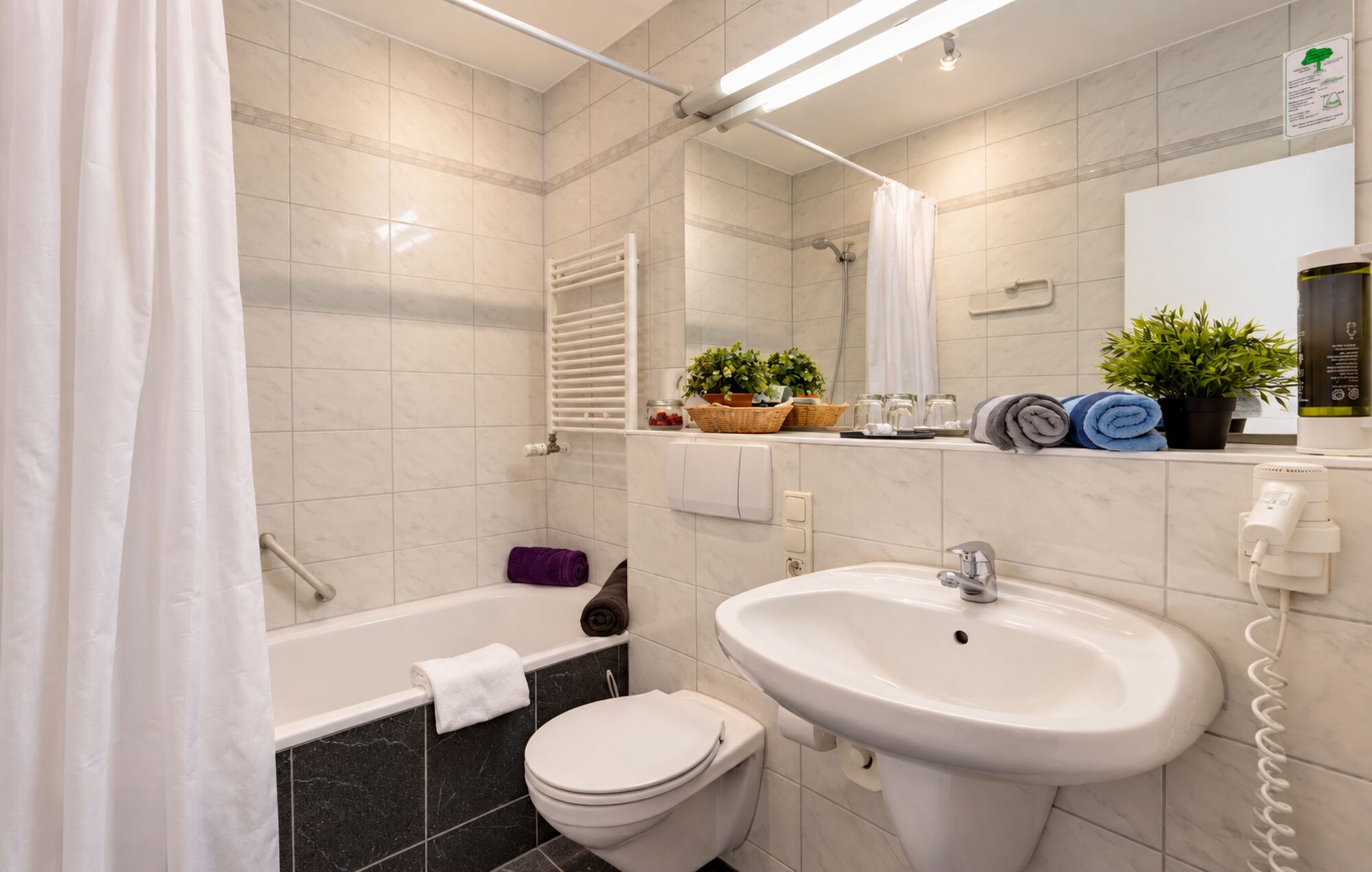 Bad/WC mit Duschwanne