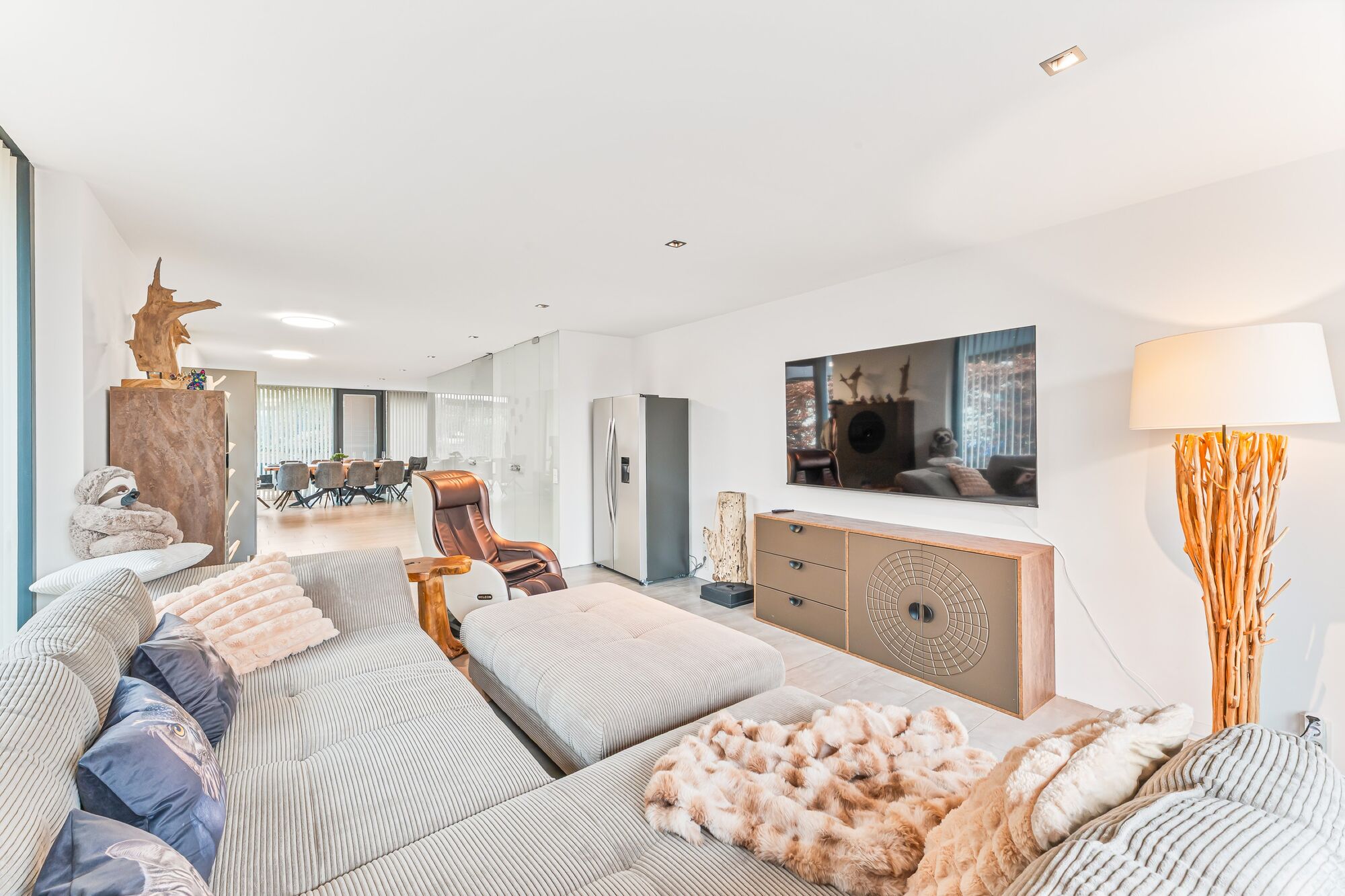 Große Wohnzimmer mit 75 Zoll TV - WLAN inklusive