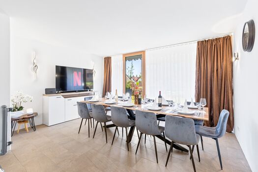 Esstisch für 12 Persoenen 