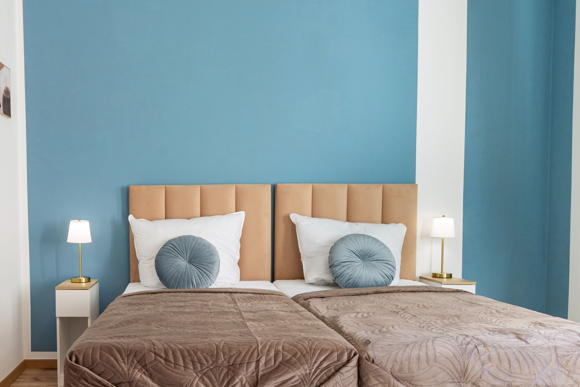 Boxspringbett zusammengesteckt als Doppelbett.