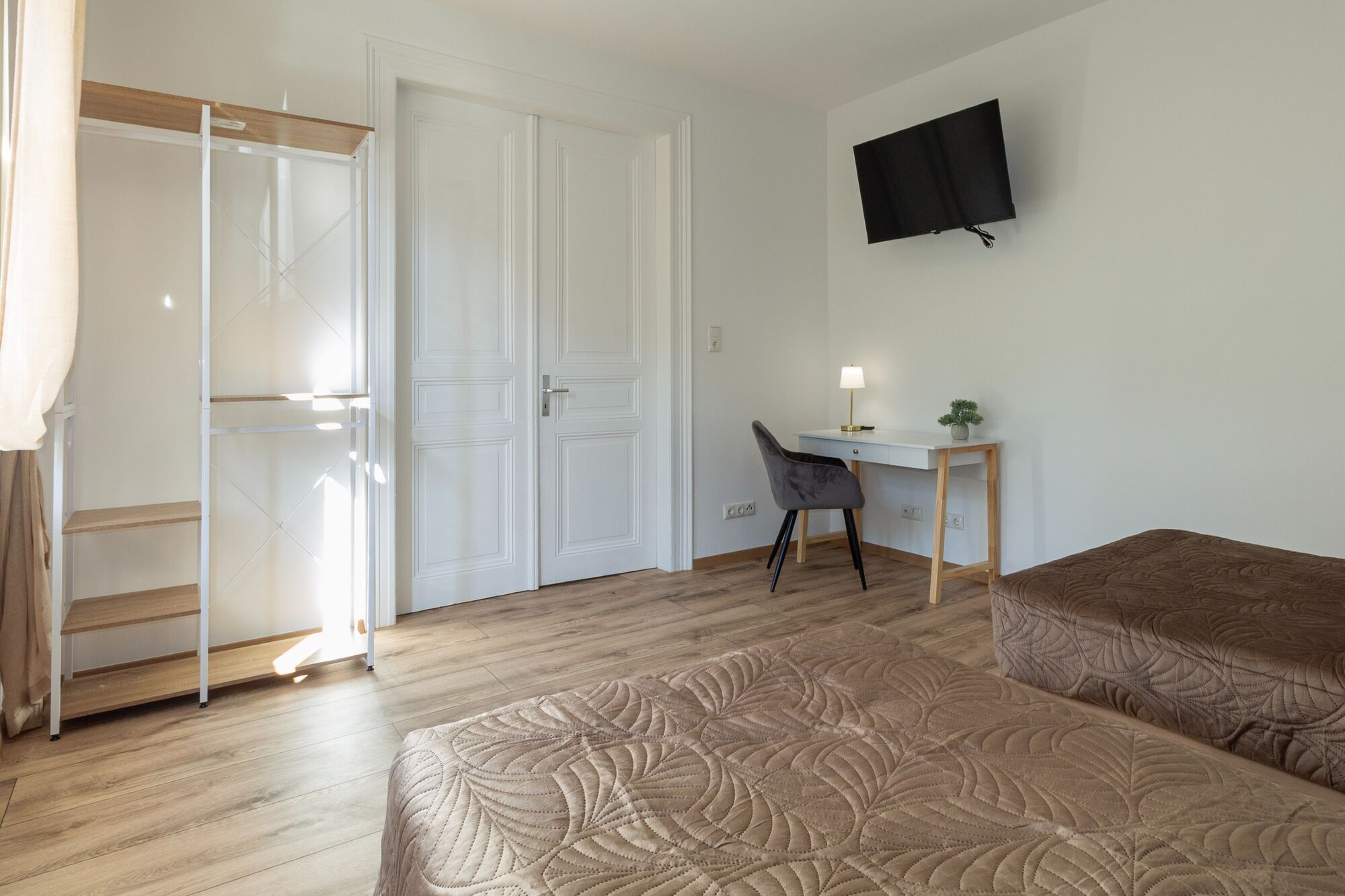 Großes Schlafzimmer, mit Arbeitsplatz und Fernseher