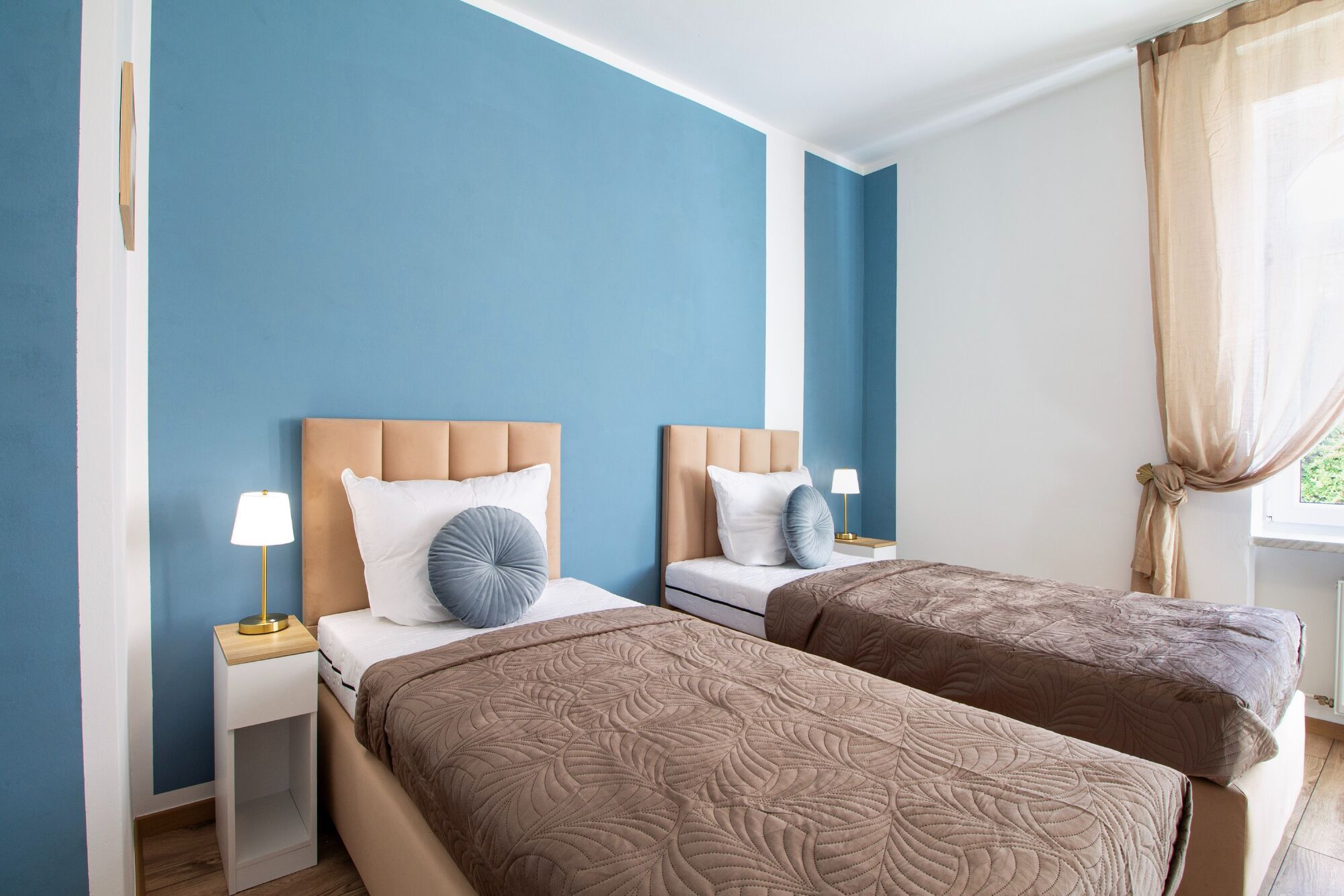 2 getrennte Boxspring-Betten, funktional auch als Doppelbett nutzbar, im großen Schlafzimmer