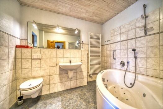 Großzügiges Haus mit Garten, Kamin und viel Platz Bild 2