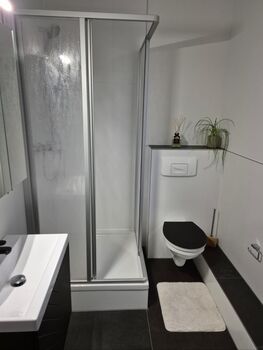 Jedes Zimmer hat eigene Dusche/WC/Waschtisch