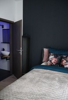 2 Bettzimmer mit Dusche/WC und Waschtisch