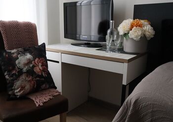 Zimmer mit Arbeitstisch