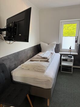 Moderne Unterkunft mit 4 Schlafzimmer, Parkplatz, WIFI, Bild 1