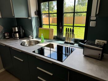 Moderne Unterkunft mit 4 Schlafzimmer, Parkplatz, WIFI, Bild 2