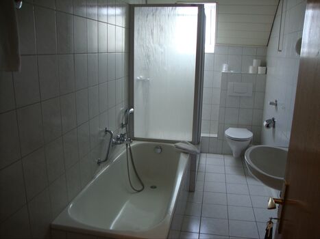 Einige Bäder sogar mit zusätzlicher Badewanne