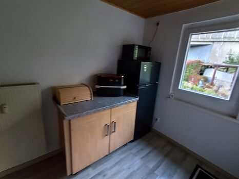 Küche mit Kühl und Gefrierkombination, Mikrowelle und Airfryer sowie Grossen Stauraum für Vorräte