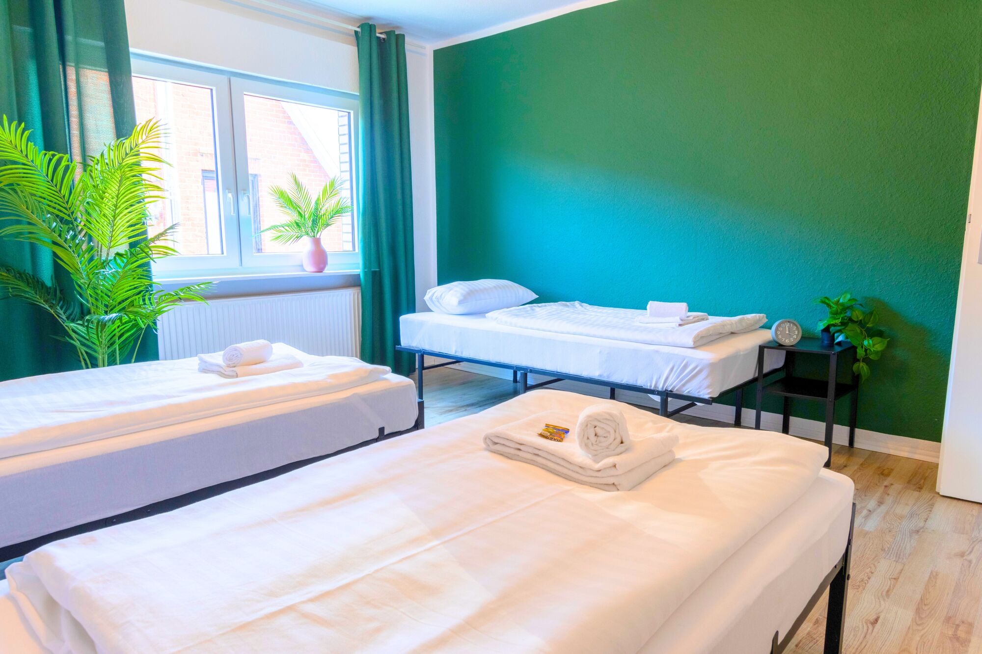 Direkter Blick auf die drei Betten in Schlafzimmer 1 – alle flexibel stellbar für optimalen Komfort.