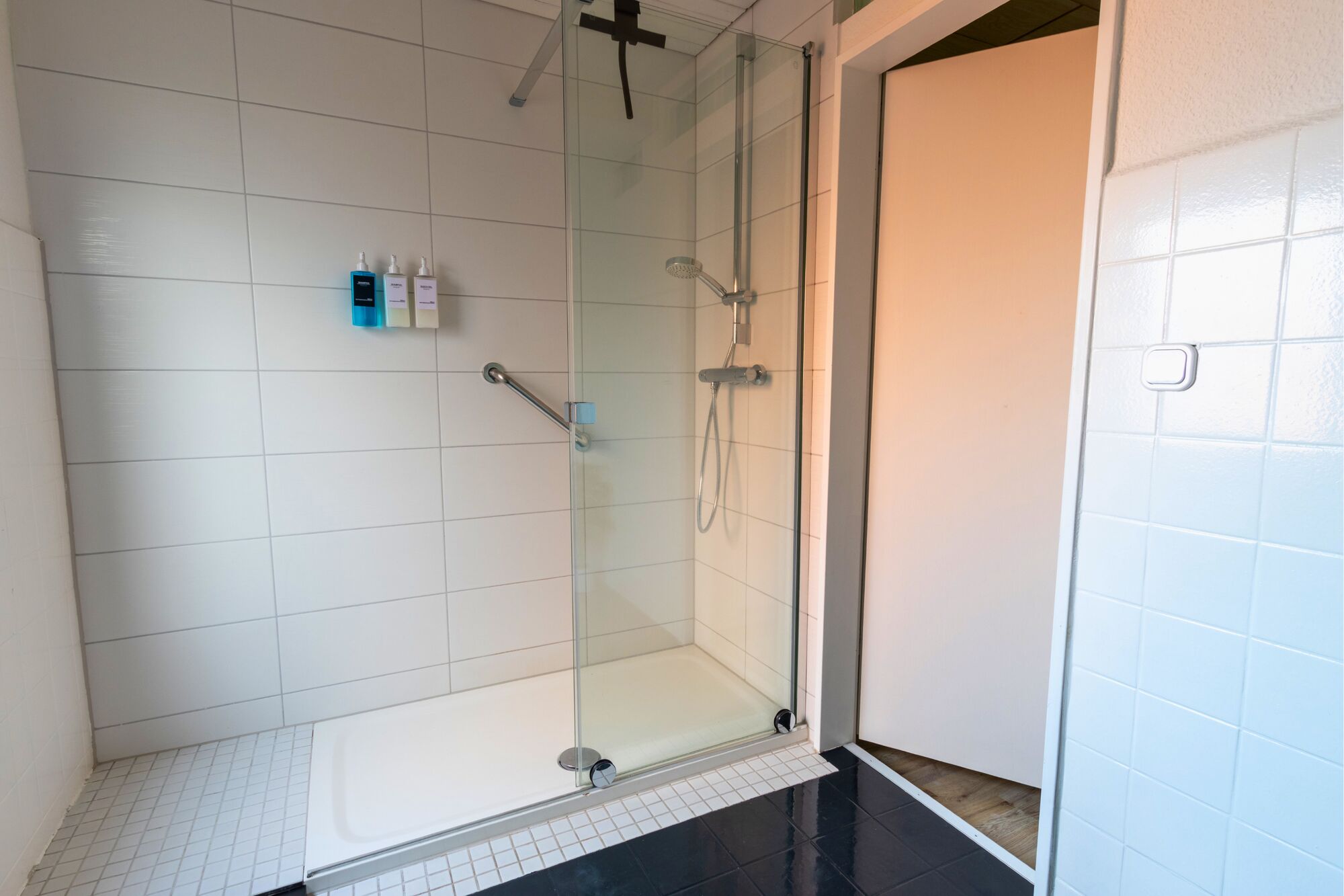 Ebenerdige Dusche im Duschbad – komfortabel und barrierefrei für eine schnelle Erfrischung nach dem Arbeitstag.