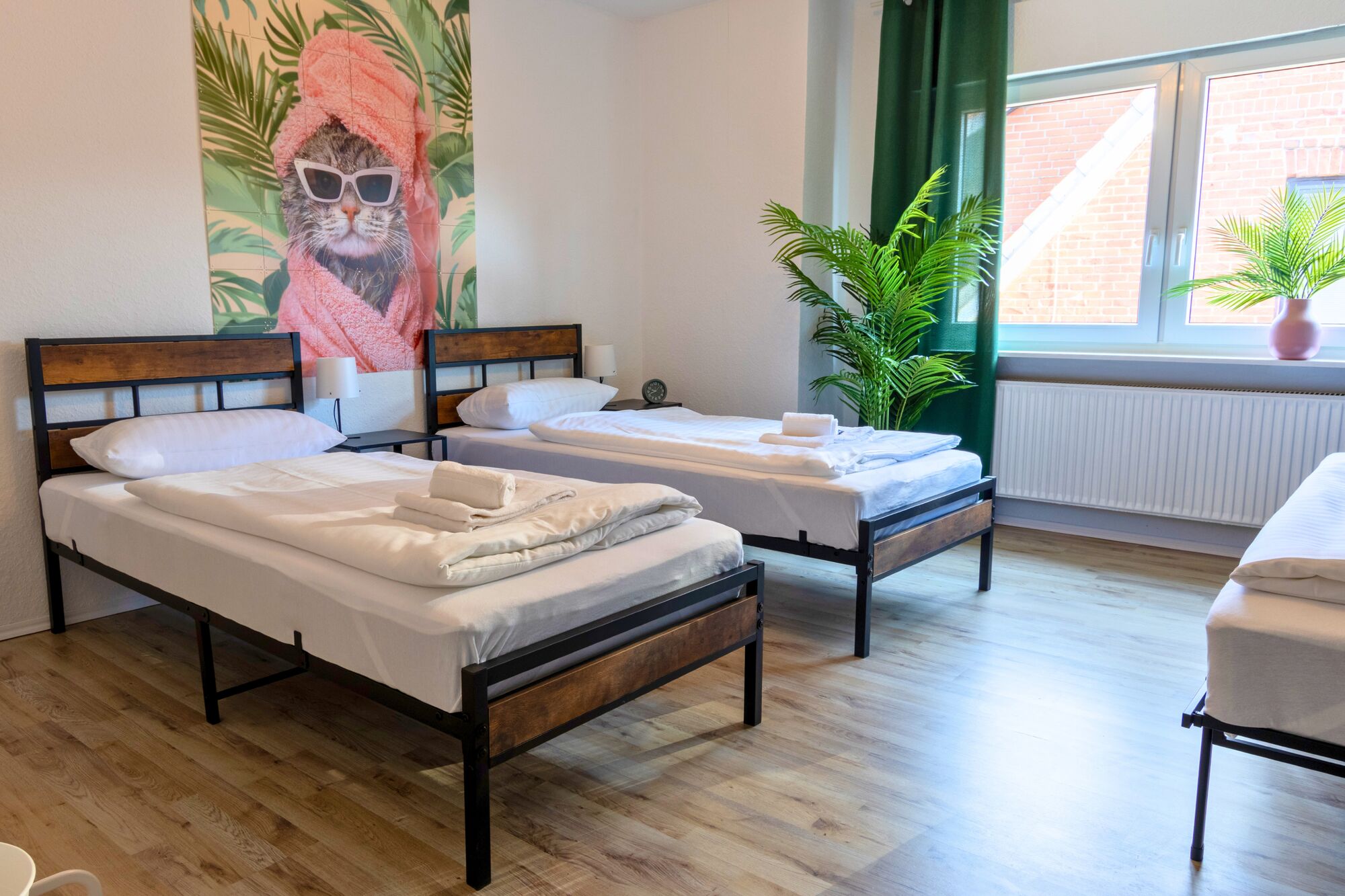 Schlafzimmer 1 mit drei Einzelbetten – flexibel kombinierbar, je nach Bedarf zusammengeschoben oder getrennt. Perfekt für Kollegen, die gemeinsam reisen.