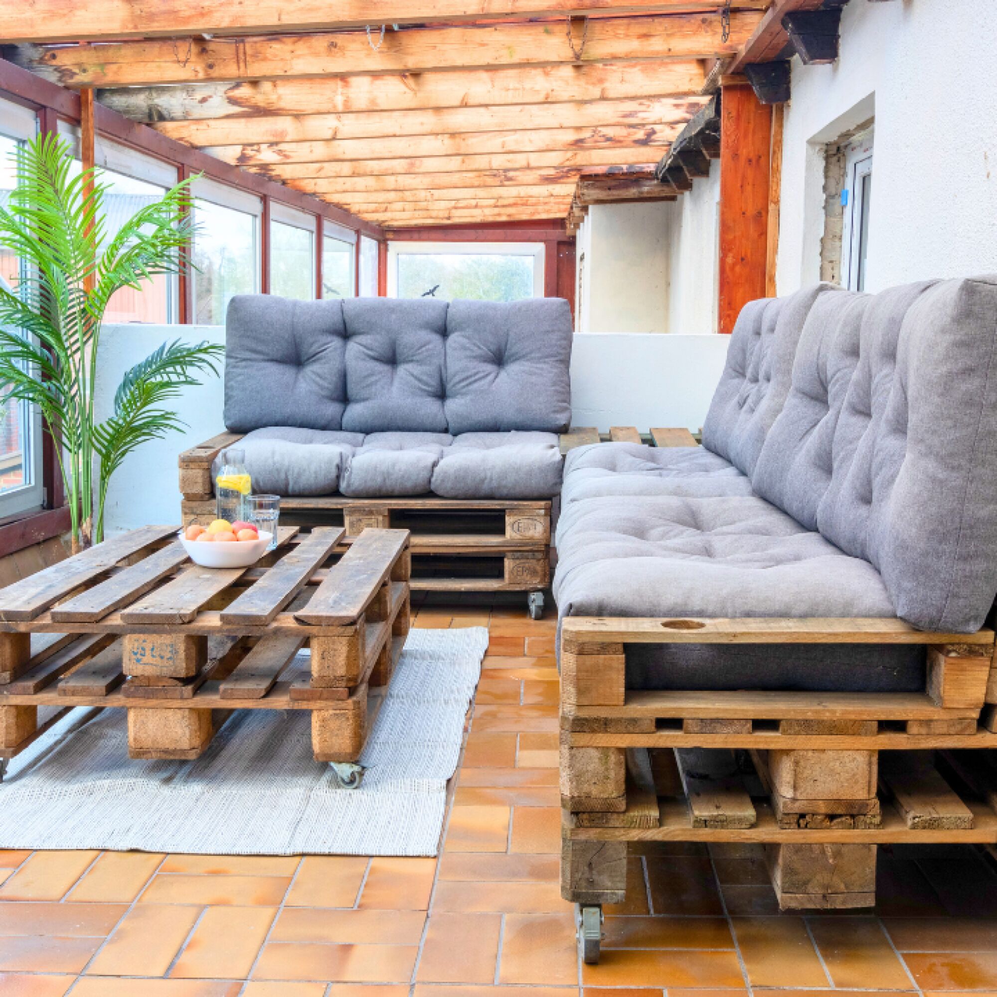 Große Dachterrasse mit gemütlicher Sitzgelegenheit – perfekt, um den Feierabend gemeinsam ausklingen zu lassen.