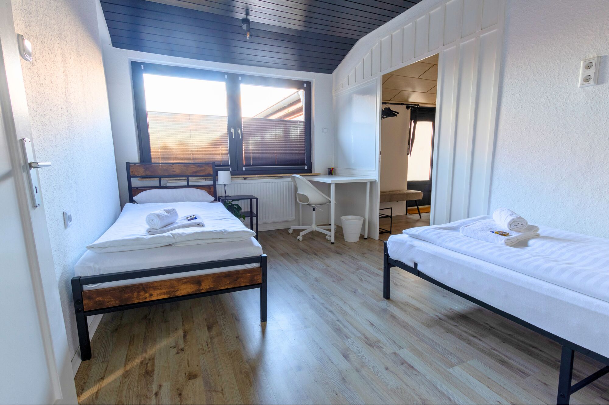 Schlafzimmer 2 mit zwei bequemen Einzelbetten – ideal für Kollegen, die gemeinsam übernachten.
