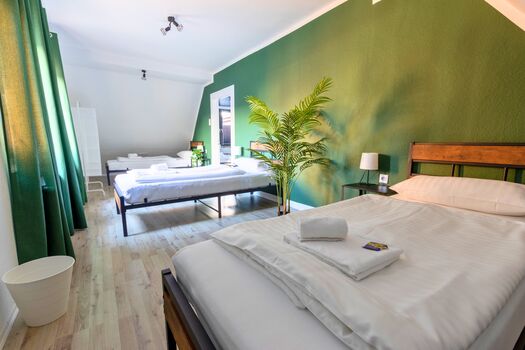 Schlafzimmer 3: Flexibel anpassbare Betten – können nach Bedarf getrennt oder zu Doppelbetten zusammengeschoben werden, je nachdem, was für deine Kollegen am bequemsten ist.