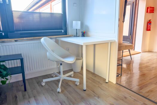 Schlafzimmer 2 mit praktischem Arbeitsplatz – ideal für Laptop-Arbeiten oder Notizen.