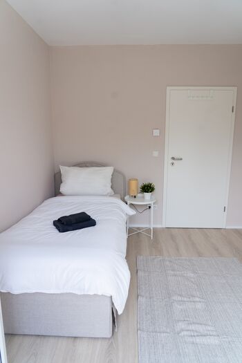 HOCHWERTIG | EINZELBETTEN | FREE PARKING | NÄHE B6 | Bild 2