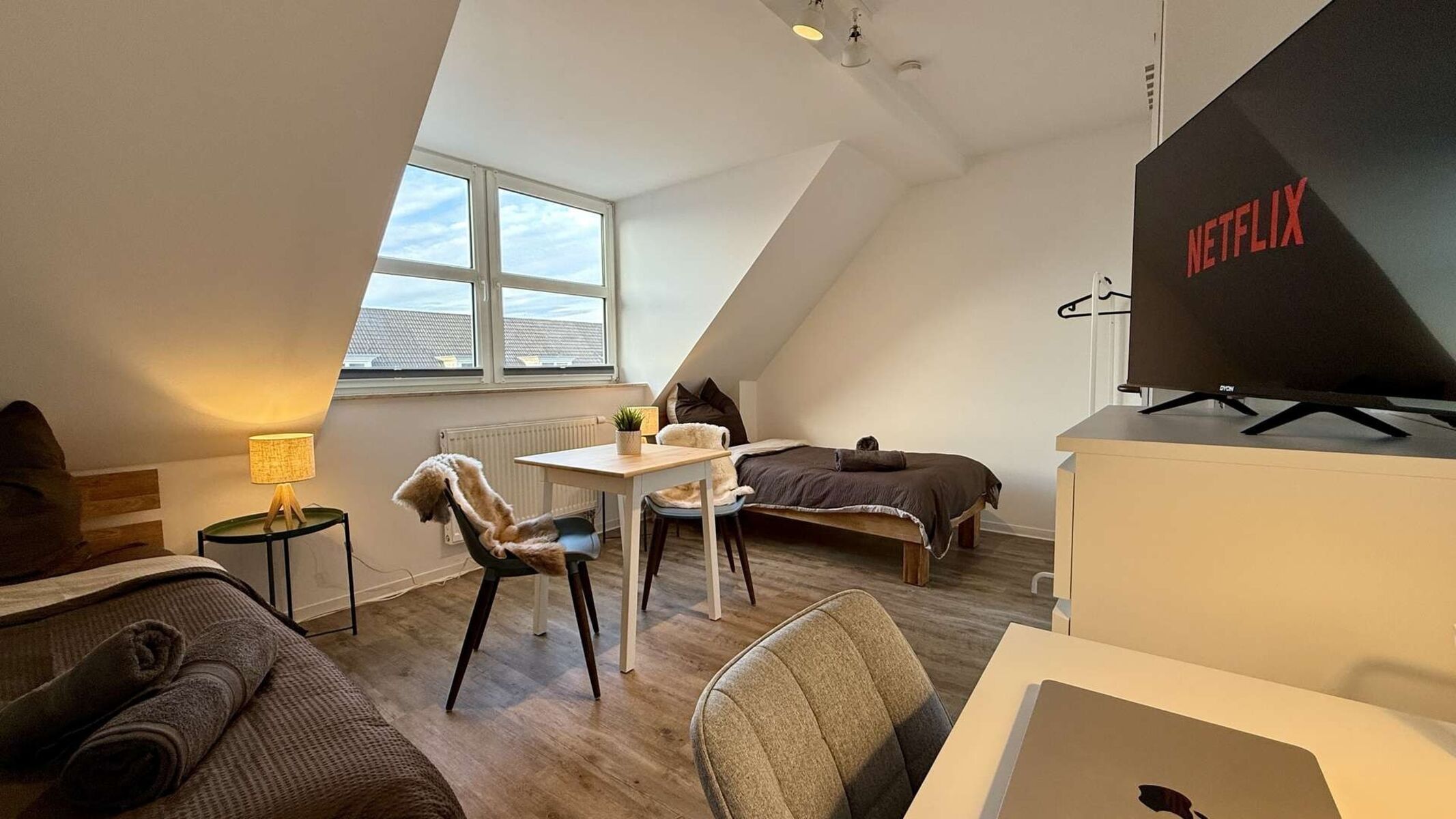 🏠 Zimmer im Dachgeschoss mit Dachfenster