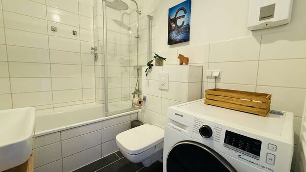 🚿 Bad mit Duschbadewanne und Waschtrockner