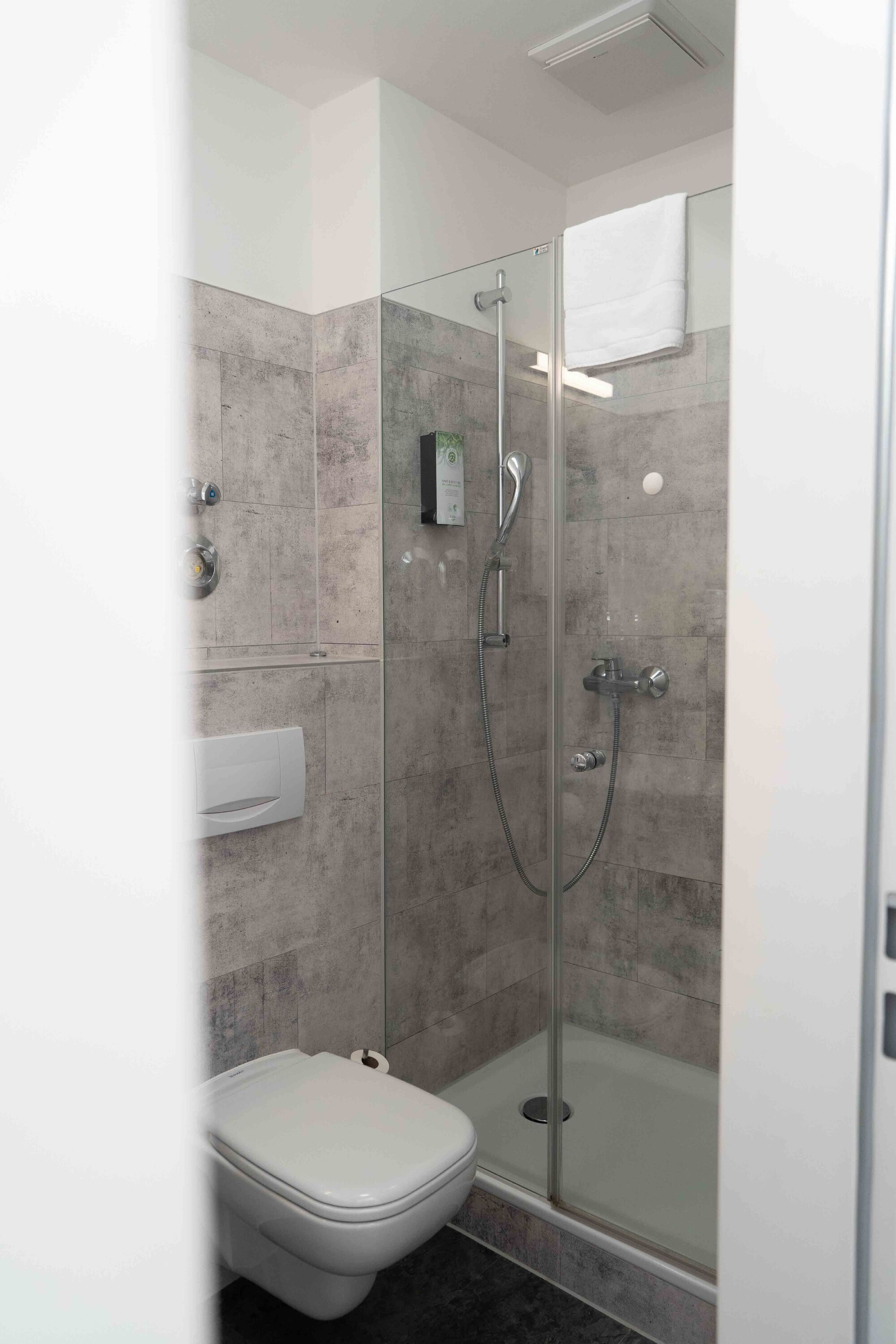 Badezimmer mit Dusche