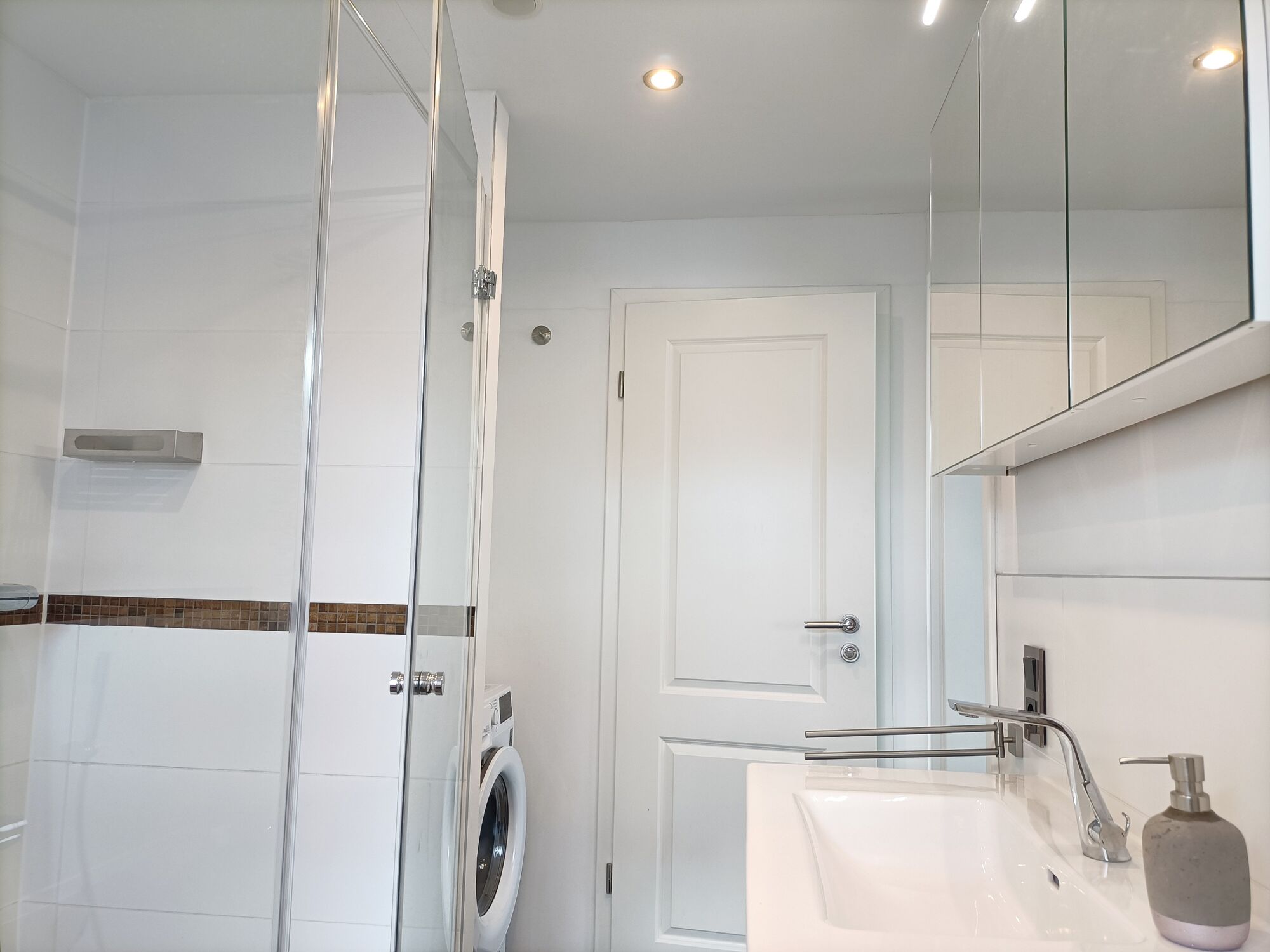 Bad mit Dusche und Wanne 